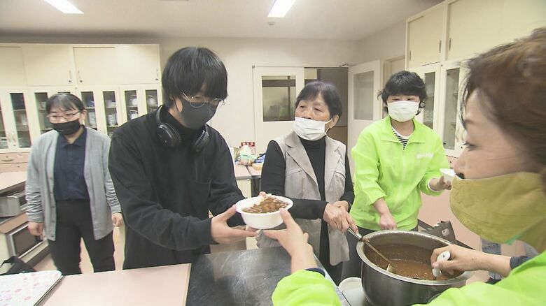 撮影現場で昼休憩中の様子