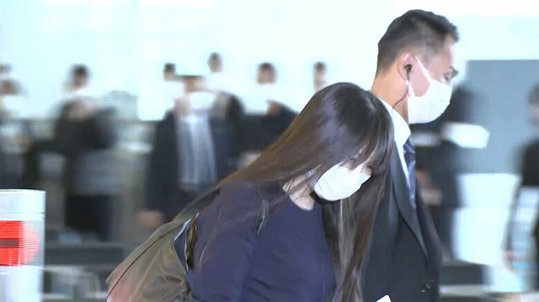 会釈する眞子さん