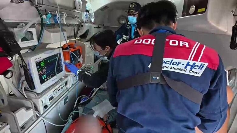 救急車の中で応急処置