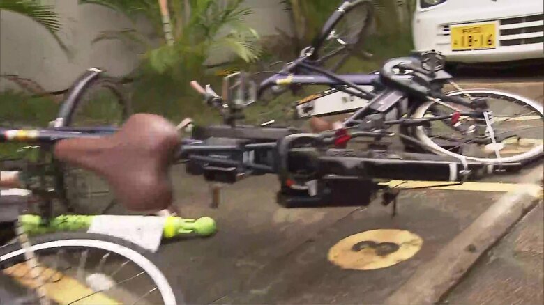 沖縄・石垣島では強風で自転車がなぎ倒された