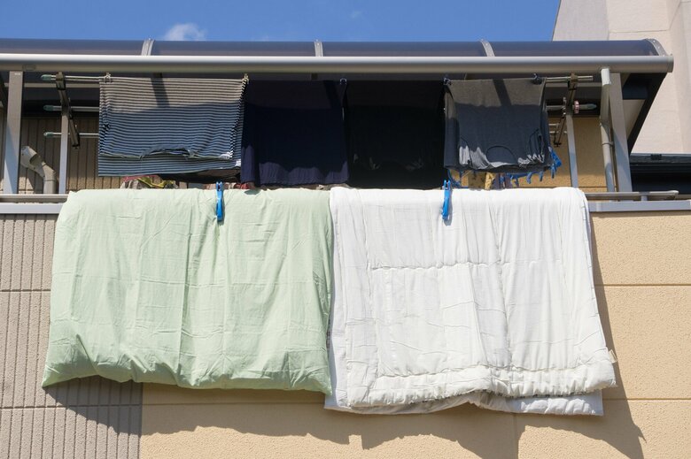 秋冬用の寝具は使用前に一度干したり、洗濯できるものは洗ったりしておくと良い