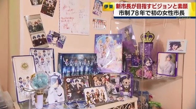 ゲームやアニメのキャラクターグッズが並ぶ自宅