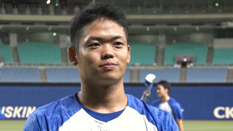 今季初登板の翌日　インタビューに答える根尾