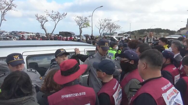 追悼式典の会場に極右団体が現れ騒然とする現場（済州島・4月3日）