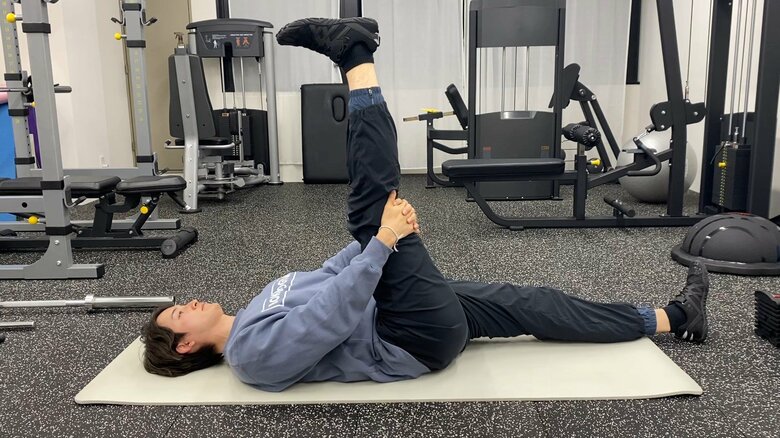 寝ながらできる簡単ストレッチ「太もも裏」腰が丸くならないように意識するとさらにストレッチ感UP（提供：計太さん）