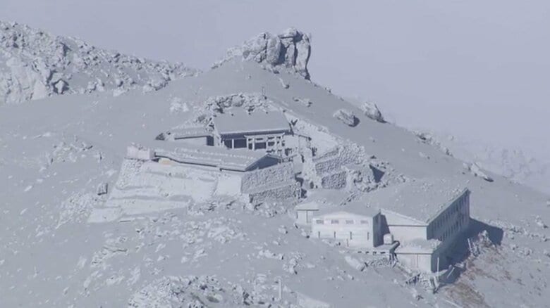 2014年 火山灰で覆われた御嶽山