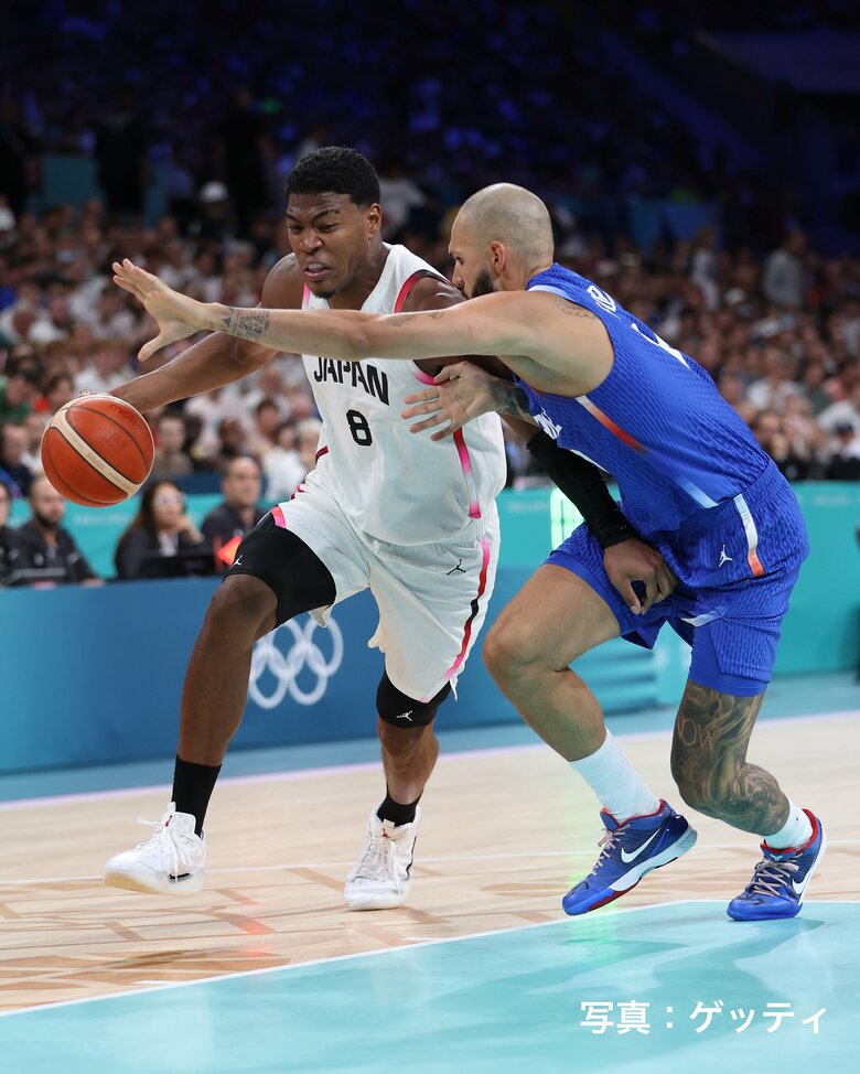 ドライブする八村塁（30日、ピエール・モロワ競技場）