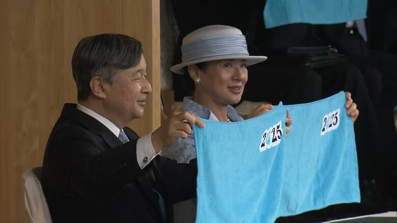 青いタオルを広げ開会式の演出に参加される天皇皇后両陛下