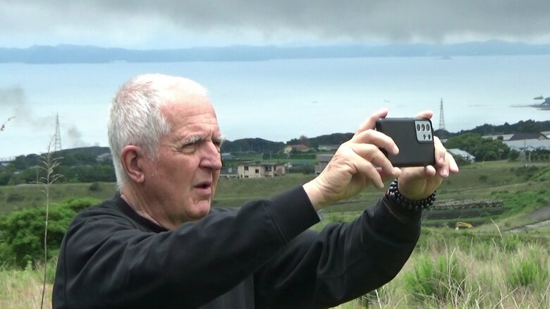 普賢岳の写真を納めるアンドレ・ドゥメゾンさん