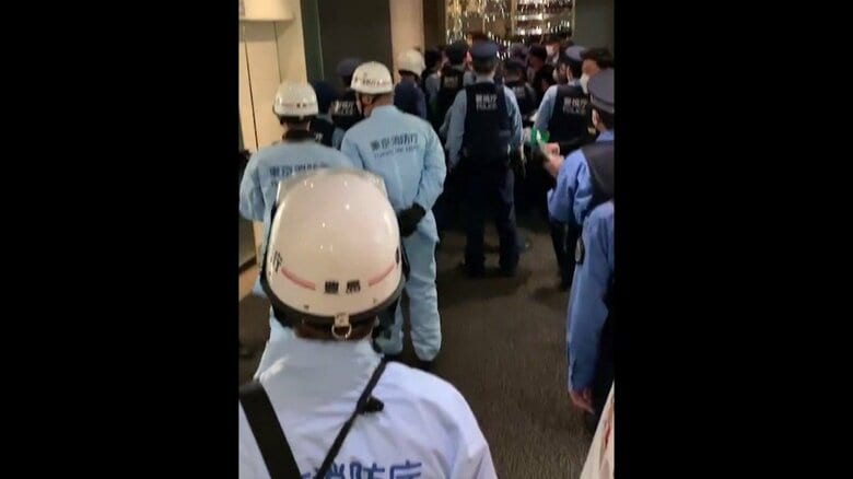 乱闘事件が起きた直後のフランス料理店前の様子（視聴者撮影）