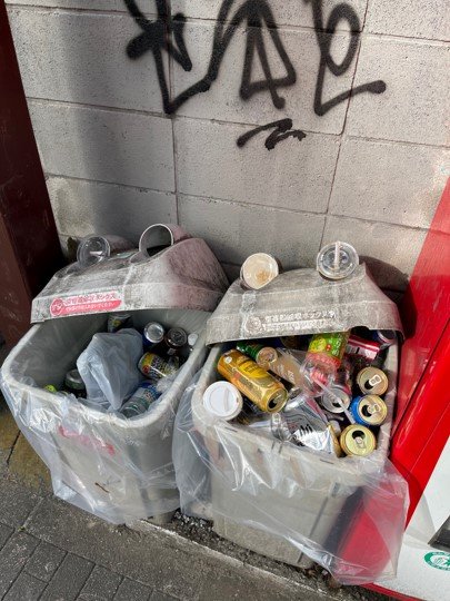 リサイクルボックスにゴミが混入している状態（提供：全国清涼飲料連合会）