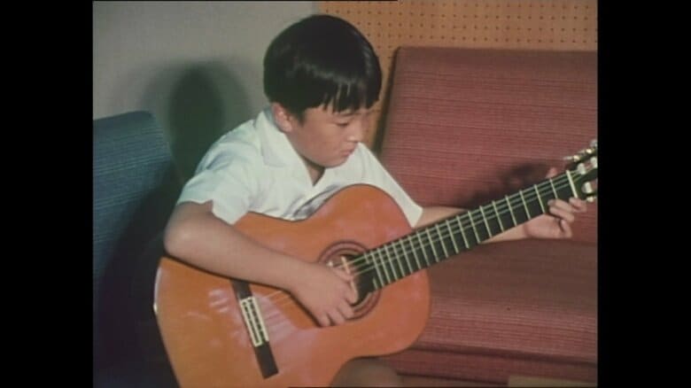 ギターを弾かれる秋篠宮さま　1976年撮影