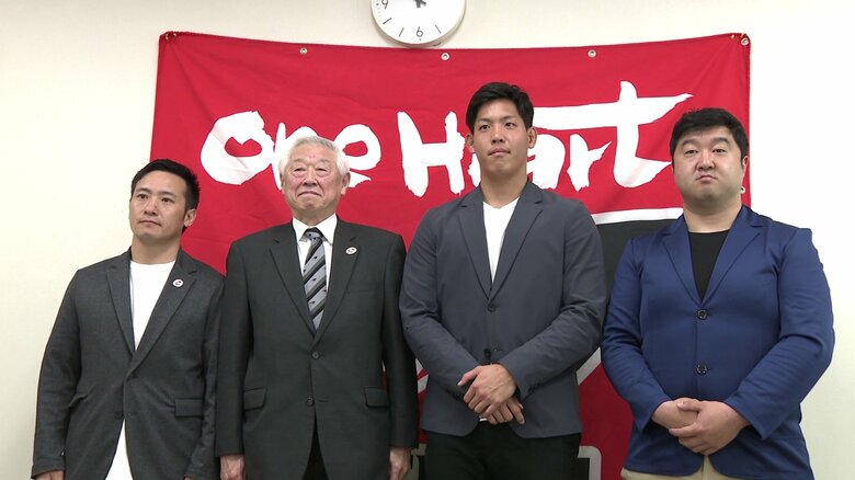 秋田ノーザンブレッツの会長らと7人制ラグビーチームの設立会見に臨んだ丸尾さん
