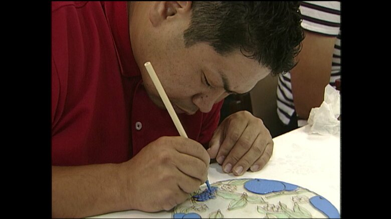 スズランの絵柄に色塗りをしている入所者