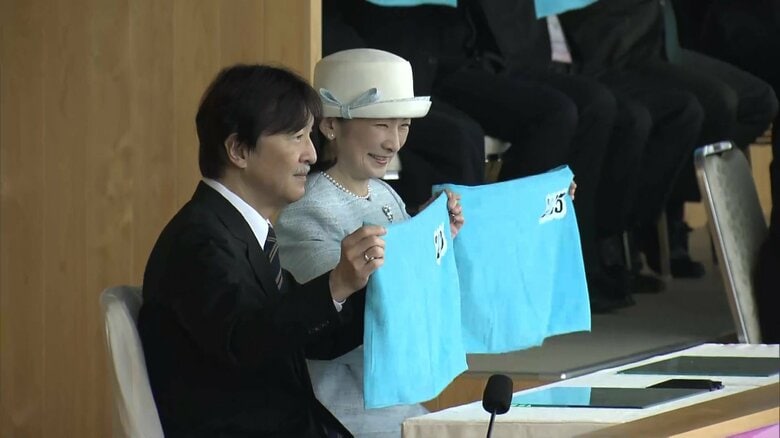 観客と一緒に青色のタオルを掲げられた秋篠宮ご夫妻
