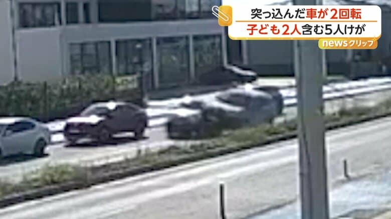 駐車列の中から動き出した車に走ってきた別の車が衝突する瞬間（トルコ・テキルダー）（1）