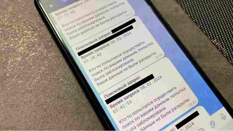 エレナさんのスマホ。ハッキングされたような痕跡が毎日のように表示される