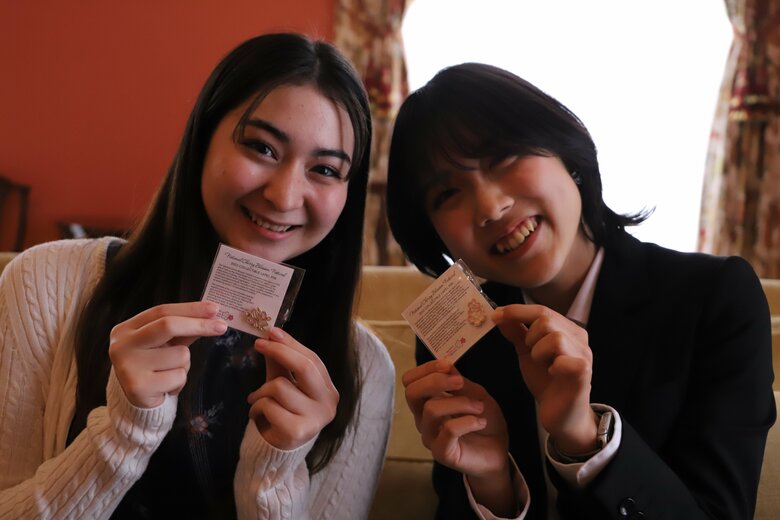 学生には桜のピンバッジもプレゼントされた