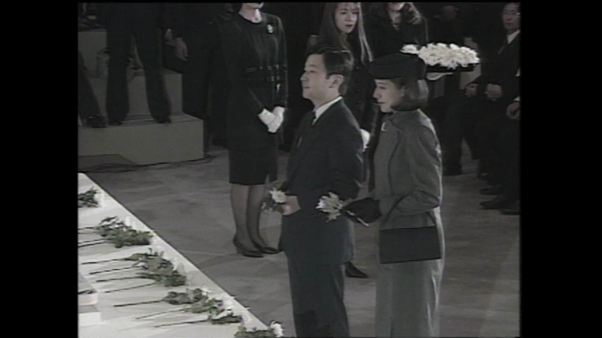 30年前の1月17日「阪神・淡路大震災」から1年の追悼式 皇太子時代の天皇陛下がご夫妻で出席（1996年 1月27日放送）【「皇室ご一家」の記憶】（FNNプライムオンライン）｜ｄメニューニュース（NTTドコモ）