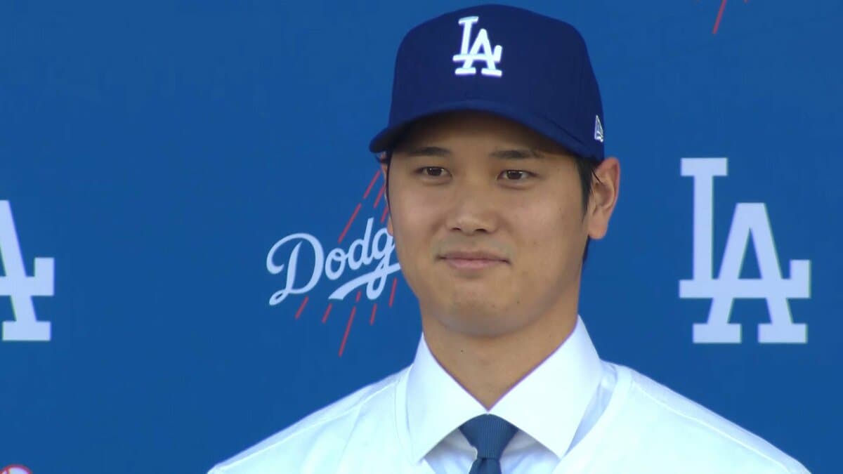 速報】大谷翔平選手ドジャースのユニフォームに袖通し笑顔 入団会見に