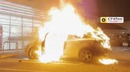 コンビニ駐車場で車激しく炎上　「トランクから焦げ臭いにおい」東京・瑞穂町
