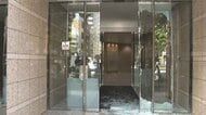 7月も窃盗被害に　小型貸金庫再び破壊されこじ開けられる　バール使い複数人がビル入り口のガラス割る　今回の被害確認中　警視庁