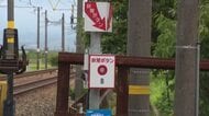 踏切内でスクールバスが立ち往生、非常停止ボタンで貨物列車が緊急停止し衝突回避　児童らにケガなし
