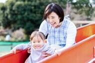 滑り台はなぜ子どもより大人が速い？物理学を知っていると“不思議な謎”を解明した教授に聞いた