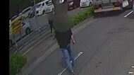 路面電車と右折車が衝突　運転手ら3人が逃げる瞬間　車を置いて堂々と　現場には「右折禁止」看板も　鹿児島市