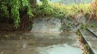 川沿いに“謎のスロープ”　設置者も目的も不明　諏訪湖周辺では“釣り用台座”見つかる　撤去に税金