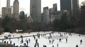 スケート場、ゴルフ場 契約停止 NY市も脱トランプ