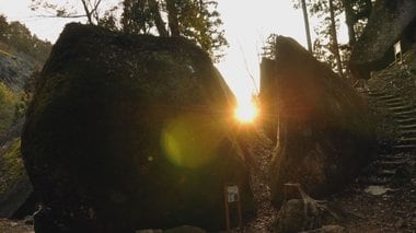 一体どこから運ばれてきたのか…平成になって山あいで発見された「巨石群」 5千年前に使われたその目的は