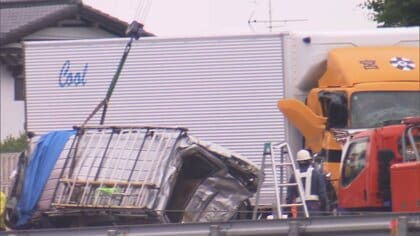 大型トラックが渋滞中の車列に突っ込む　圏央道で４台からむ事故　1人死亡、7人搬送　トラック運転手を逮捕　茨城