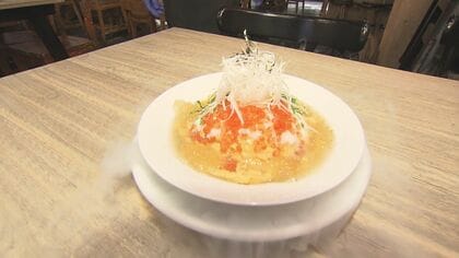 温かいのはバター醤油のライスだけ…夏限定『冷やしオムライス』の実力とは “のど越しの良さ”も人気の理由