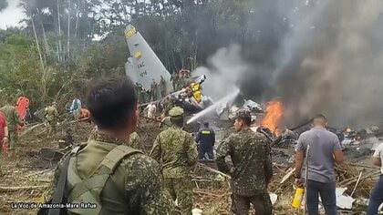 南米コロンビアで軍輸送機墜落、これまでに8人死亡　飛行場からわずか2キロ地点で