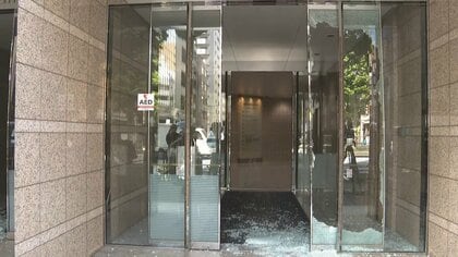 7月も窃盗被害に　小型貸金庫再び破壊されこじ開けられる　バール使い複数人がビル入り口のガラス割る　今回の被害確認中　警視庁