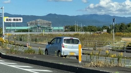 「まずいね」高齢者マークの車が逆走…撮影スタッフが遭遇　対向車が来てもそのまま走行　高知・南国市