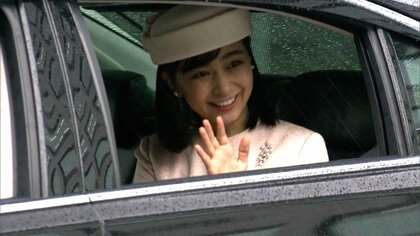 淡いピンクの装いの佳子さま　集まった人たちに笑顔で手を振り皇居の賢所へ　あすからのブラジル公式訪問を前に参拝