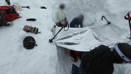 バックカントリースキーで外国籍男性が雪崩に巻き込まれる…道警ヘリで搬送されるも意識不明―警察「いまの時期は特に注意を」〈北海道上富良野岳で今月2度目の“雪崩事故”〉