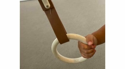 「テコでも動かない息子が…」“つり革”を2歳児に見せるとお風呂に直行!? “魔法のアイテム”の使い方を母親に聞いた　