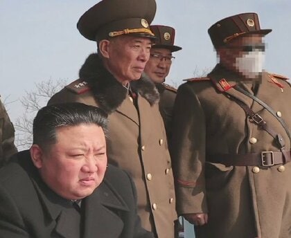 謎の「モザイク男」が金正恩氏の隣に…韓国・日本が標的の「戦術核運用部隊」トップか