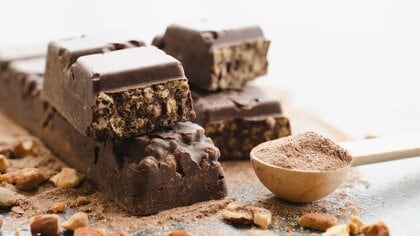 プロテインバーには脂質と炭水化物が多いものも(画像はイメージ)