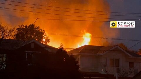 夜空に立ち上る炎「電気コード付近から出火…」2階建て住宅火災で近隣の3棟も燃える　千葉・四街道市