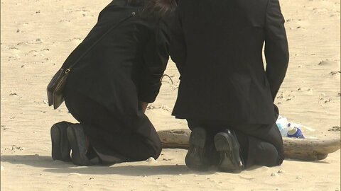 女子生徒の両親が献花　辺野古転覆2人死亡事故