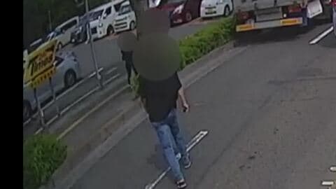 路面電車と右折車が衝突　運転手ら3人が逃げる瞬間　車を置いて堂々と　現場には「右折禁止」看板も　鹿児島市