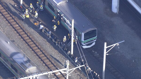 【速報】線路を歩いて駅に移動する乗客も…JR常磐線が上野駅の架線断線の影響で運転見合わせ 出勤通学の足を直撃|FNNプライムオンライン