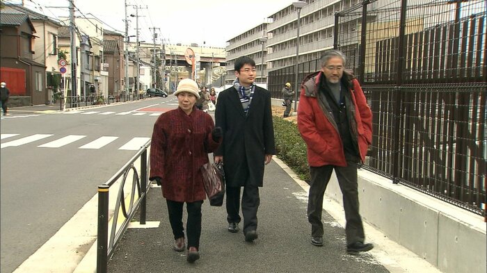 袴田さんとの面会に向かうひで子さんや支援者(2012年)