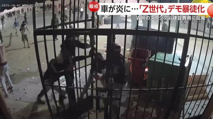 鉄格子を破壊するデモ隊
