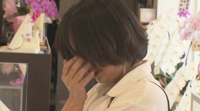 営業再開に感極まわる女性