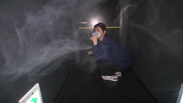 煙からの正しい避難方法を体験する竹内友佳アナウンサー
